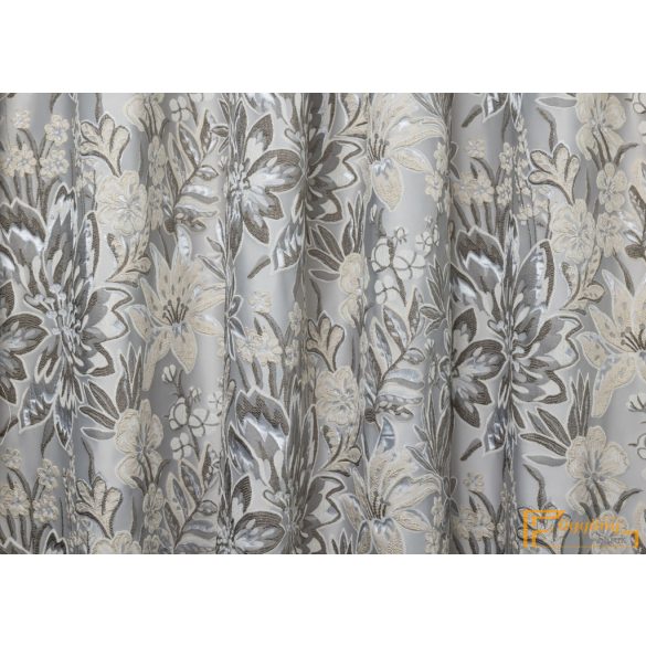 (6 szín) Meteora 3D mintával készült sötétítő függöny.305 cm. Ezüst alapon bézs- szürke virág minta